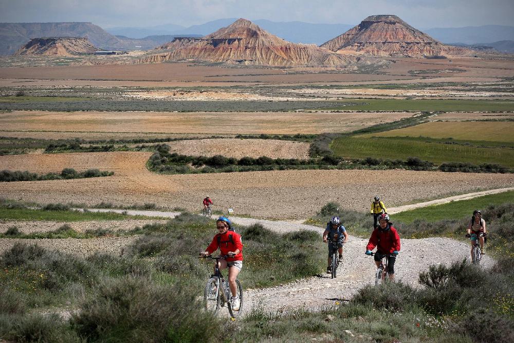 Grupo de ciclistas por las Bardenas Reales